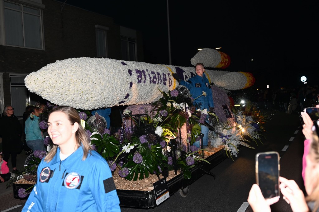 ../Images/Verlicht bloemencorso 2025 019.jpg